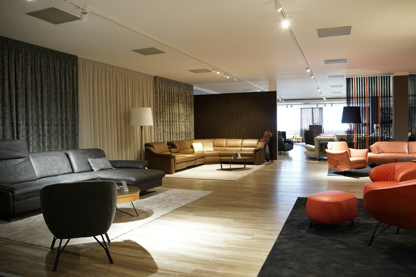 Sala de exposición de muebles modernos con sofás y sillones de cuero.
